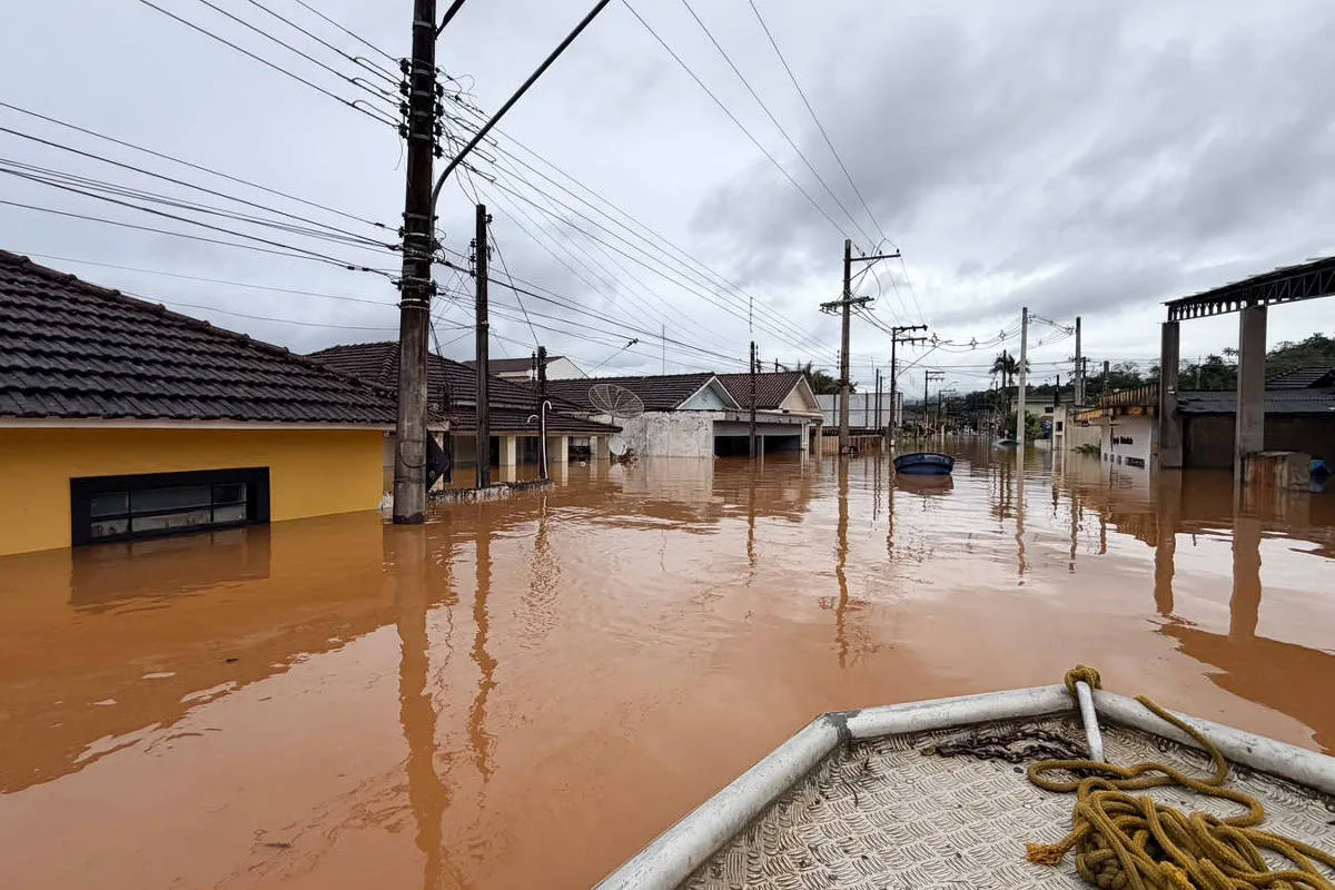 Temporais deixam mortos, desaparecidos e danos no Paraná e em São Paulo