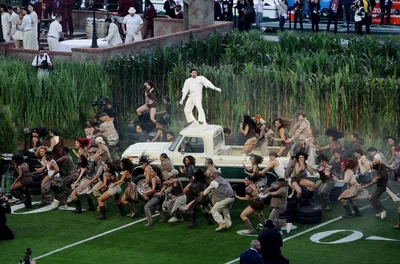 Miguel Gandelman recebe Emmy por direção musical do intervalo do Super Bowl