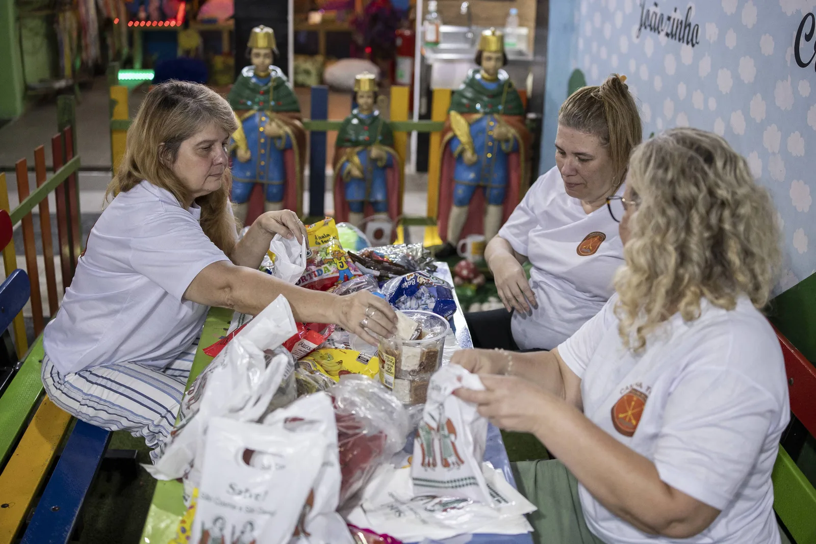 Devotos reorganizam entrega de doces de Cosme e Damião no Rio