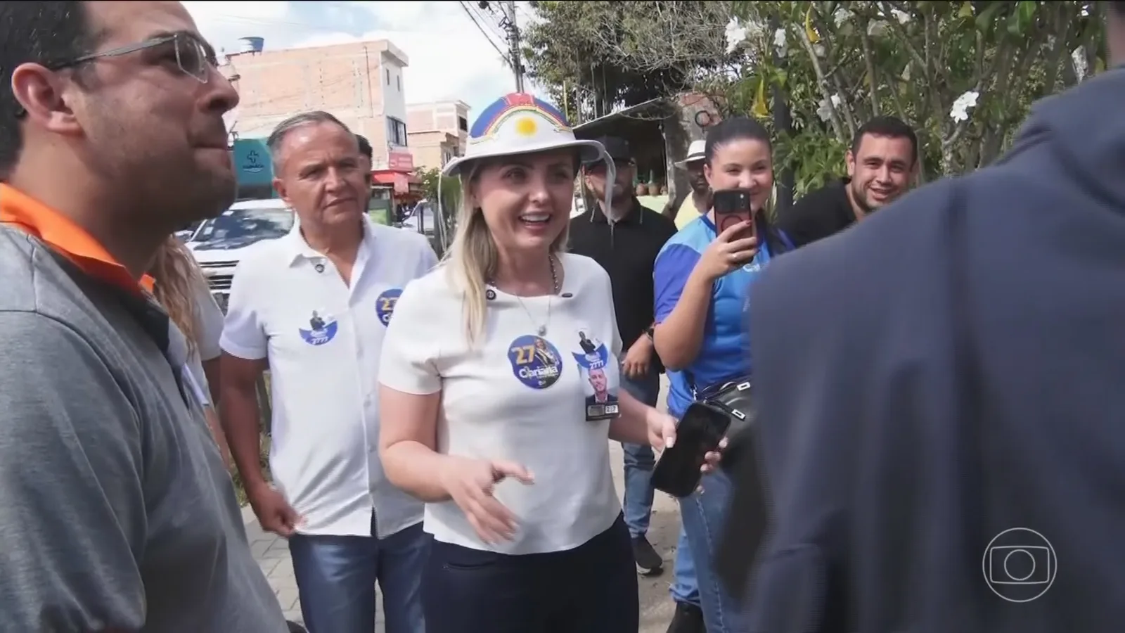 Clariana Barão visita feira e ateliês de artesanato em Caruaru