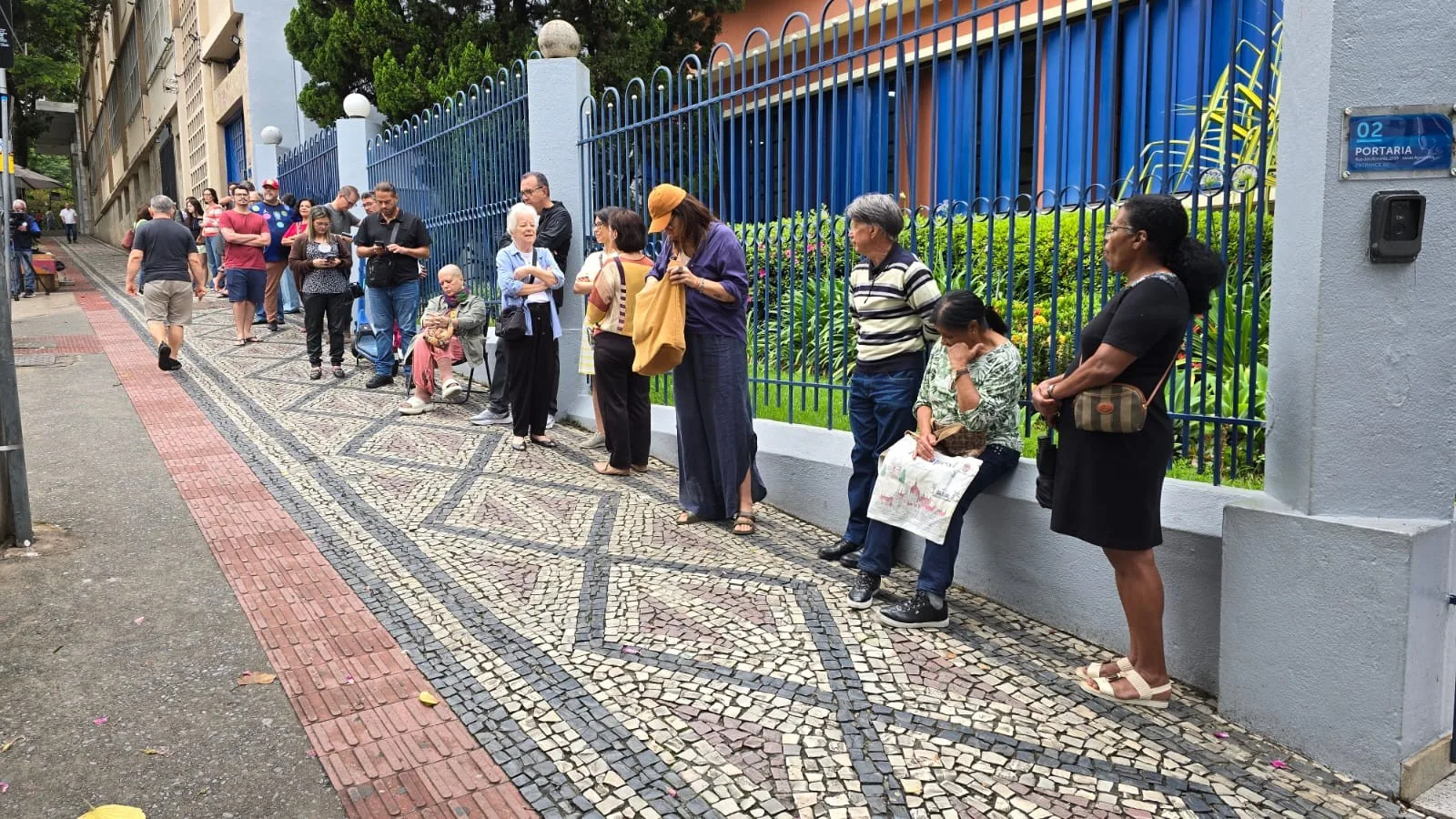 Filas se formam em locais de votação na Grande Belo Horizonte