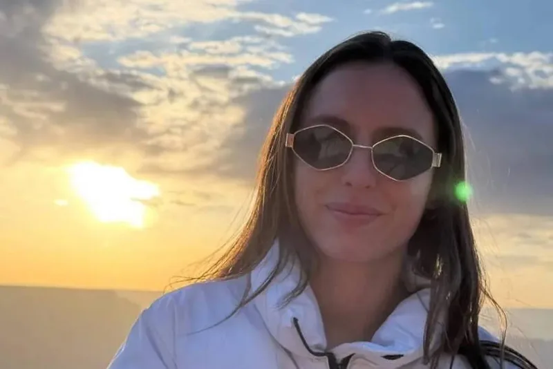 Atriz brasileira é transferida algemada após prisão migratória em Los Angeles