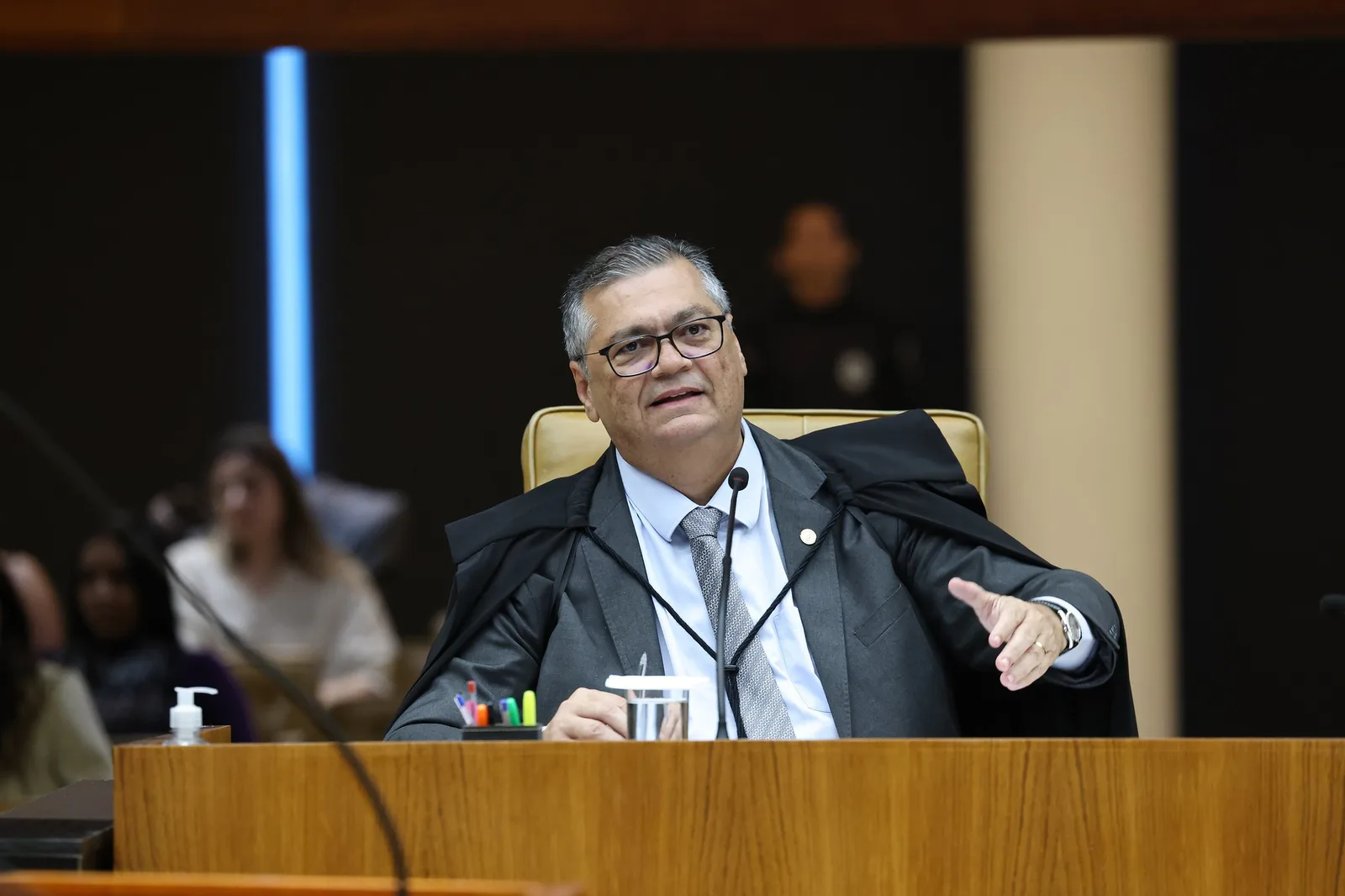 Dino defende investigações no STF e critica uso eleitoral da crise