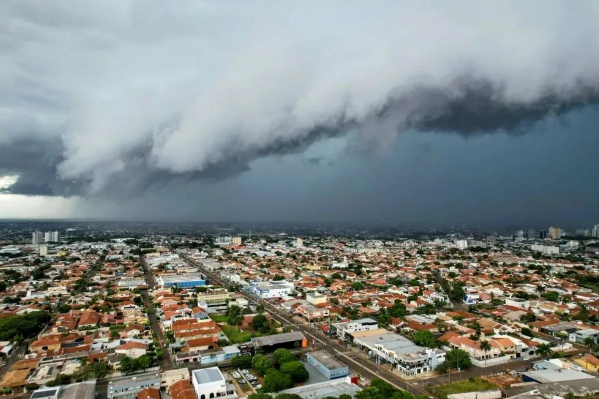 Frente fria leva ar polar e amplia instabilidade no Centro-Sul