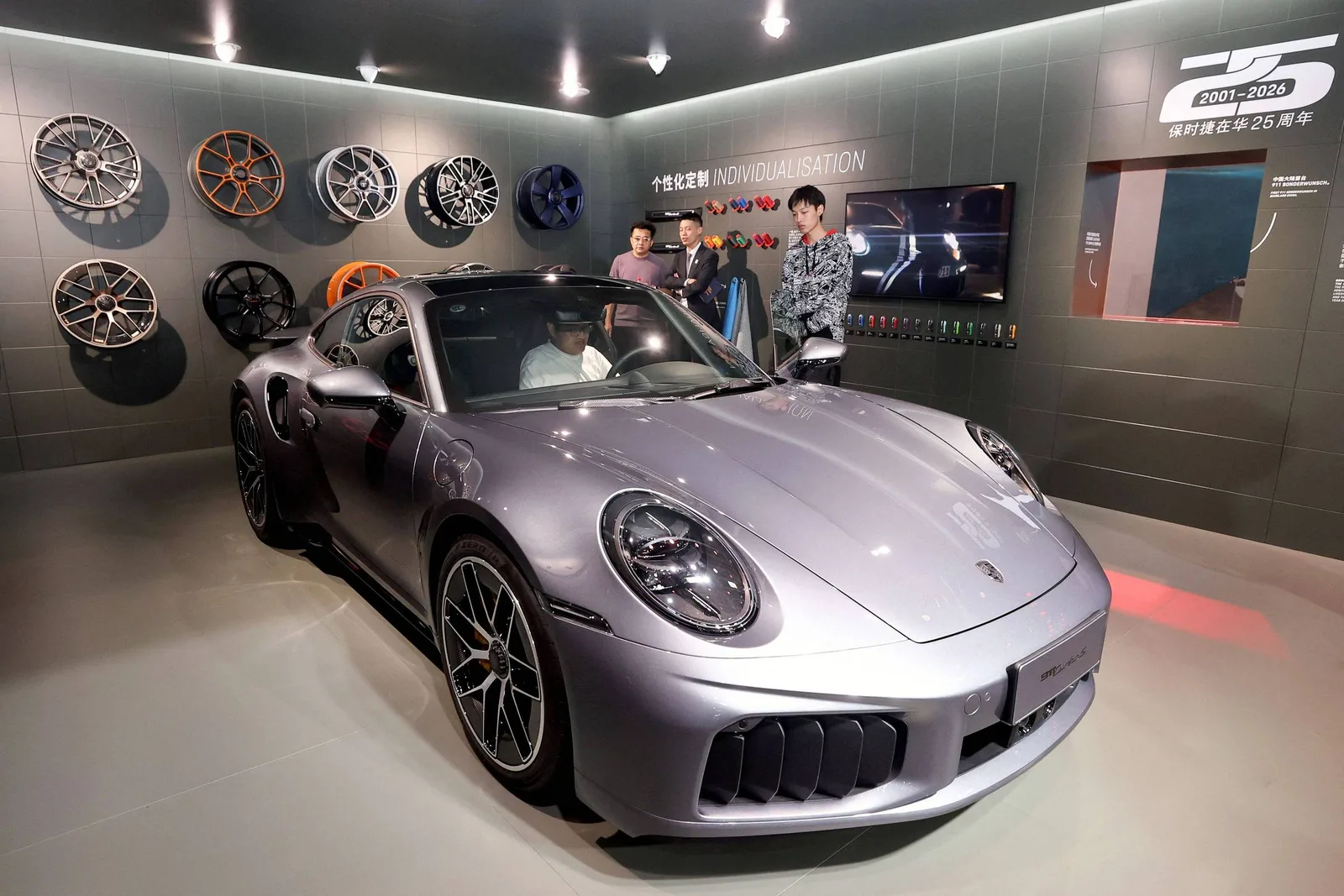 Porsche reduz aposta em elétricos e prepara retorno do Macan a gasolina