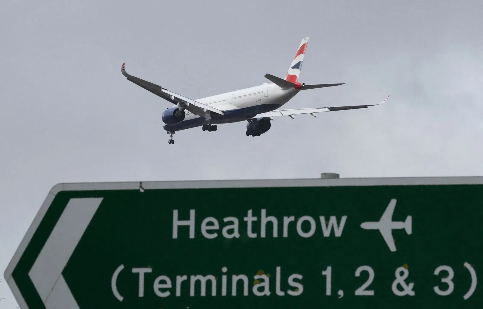 NATS trabalha para normalizar operações após interrupções em aeroportos britânicos