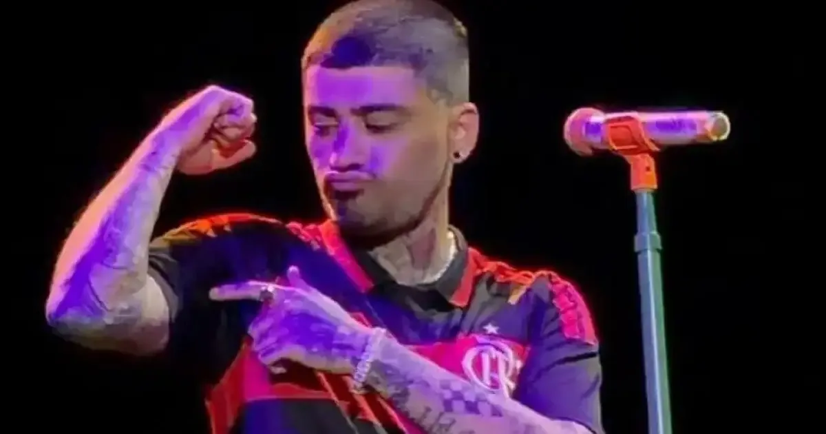 Zayn Malik troca camisa do Flamengo pela do Palmeiras durante show em São Paulo