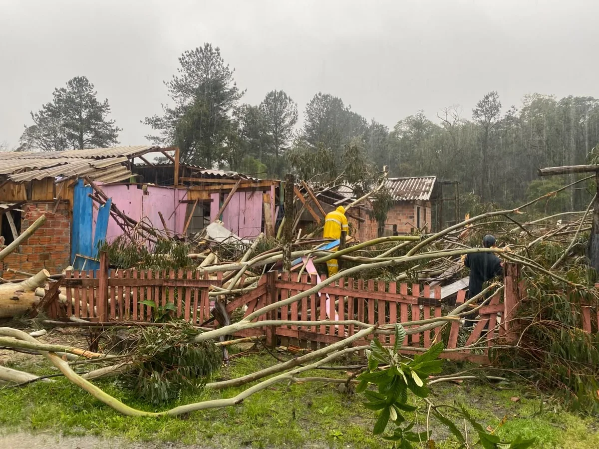 Ciclone perde força, mas Santa Catarina mantém alerta para chuva e mar agitado