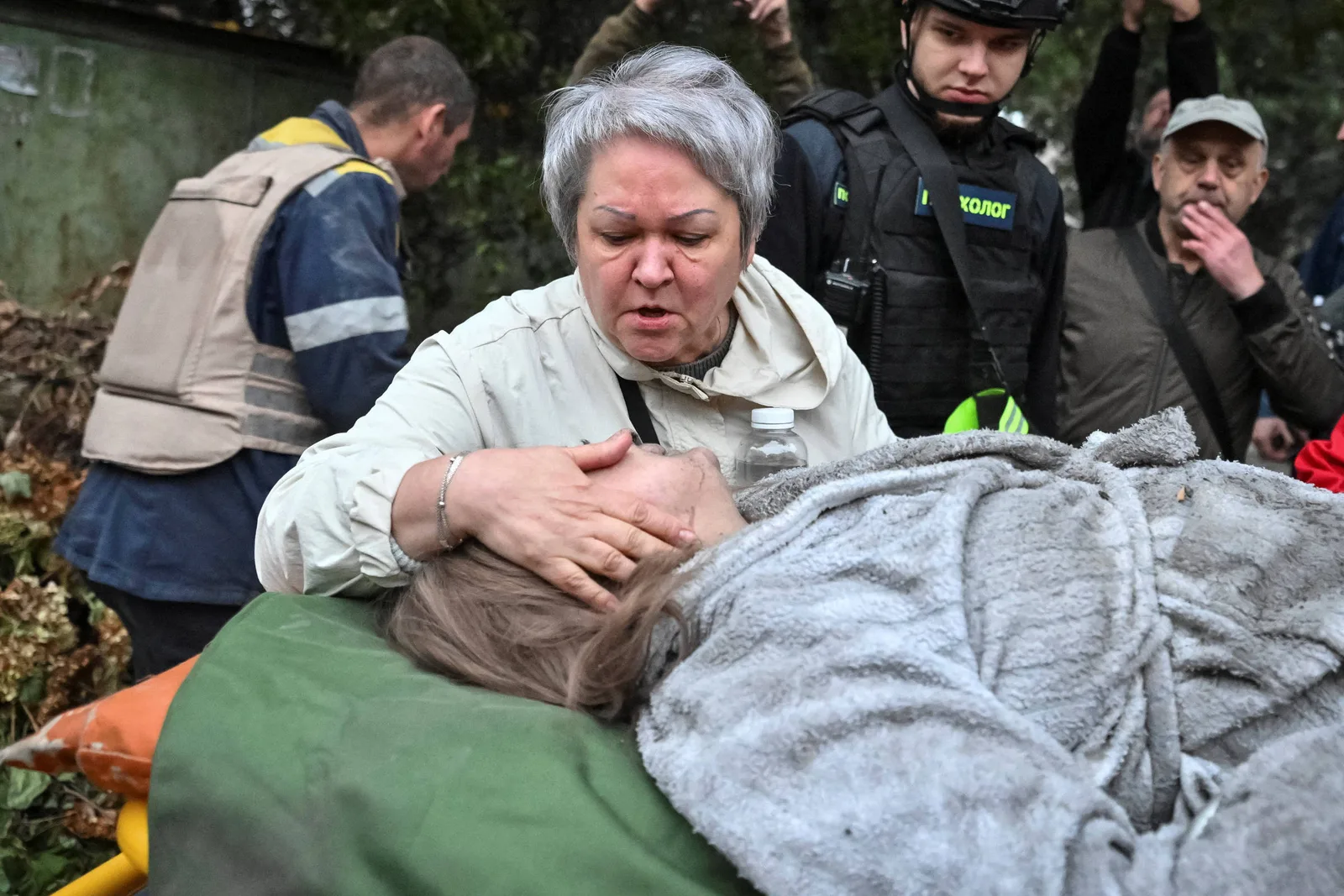Ataques russos deixam 12 mortos em Zaporíjia, afirma Zelenski