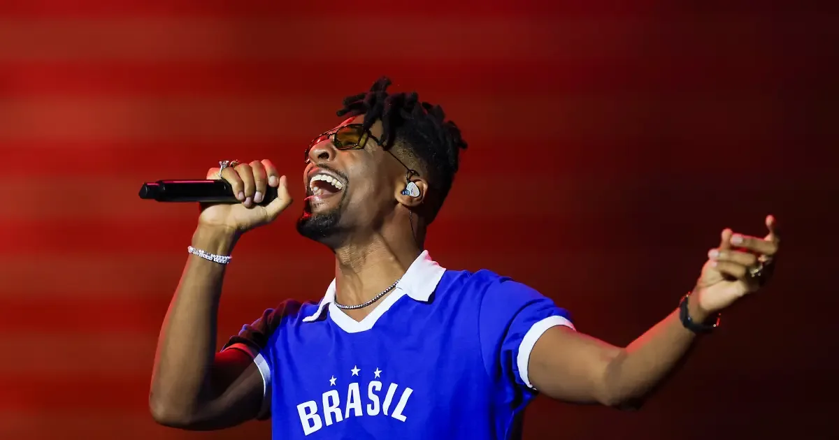 Jon Batiste leva músicos e convidados brasileiros ao palco, mas não empolga no Rock in Rio