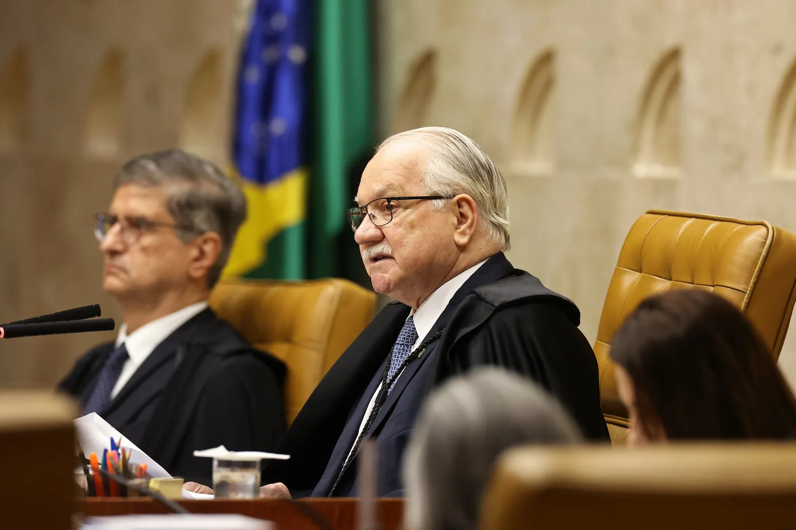 Questionamentos sobre decisões de Fachin ampliam tensão no julgamento sobre Moraes
