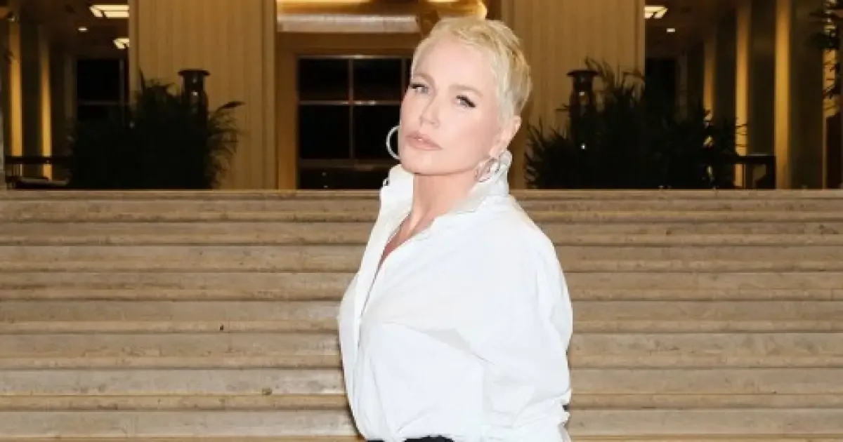 Xuxa usa saia comprada nos anos 1990 em desfile de Carolina Herrera