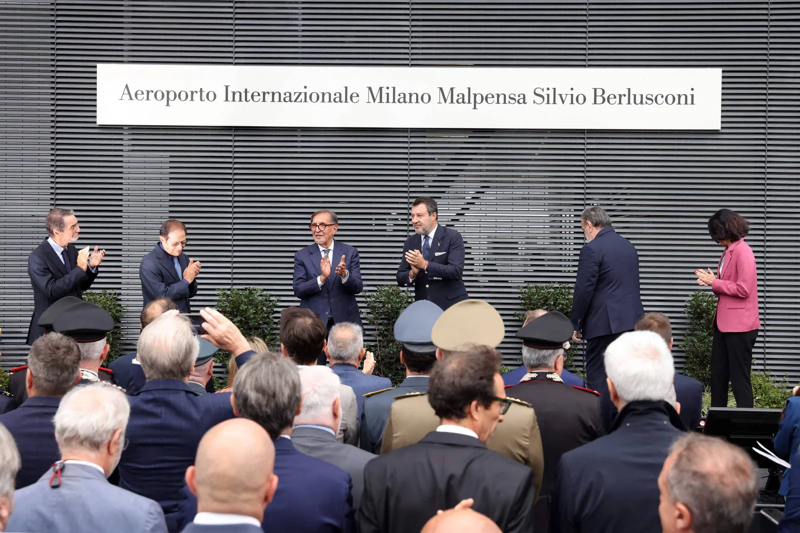 Malpensa adota nome de Berlusconi em cerimônia com presença do governo italiano