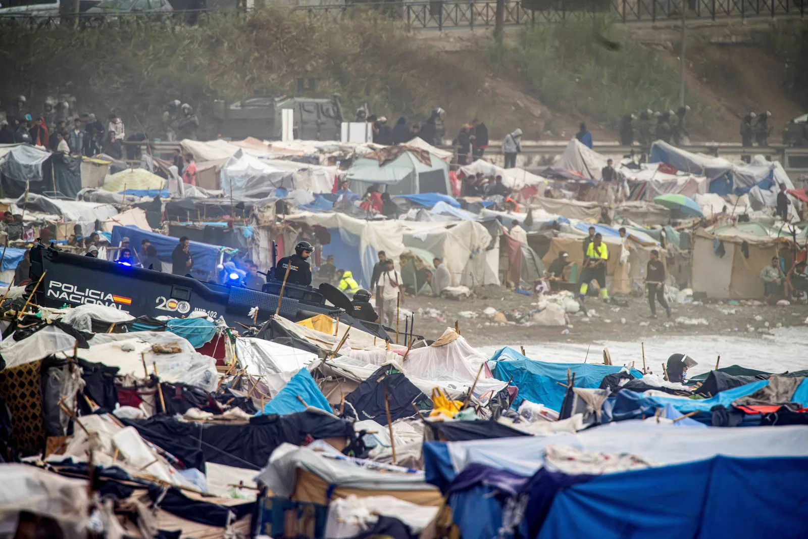 Ceuta transfere 3.000 migrantes de acampamento na praia