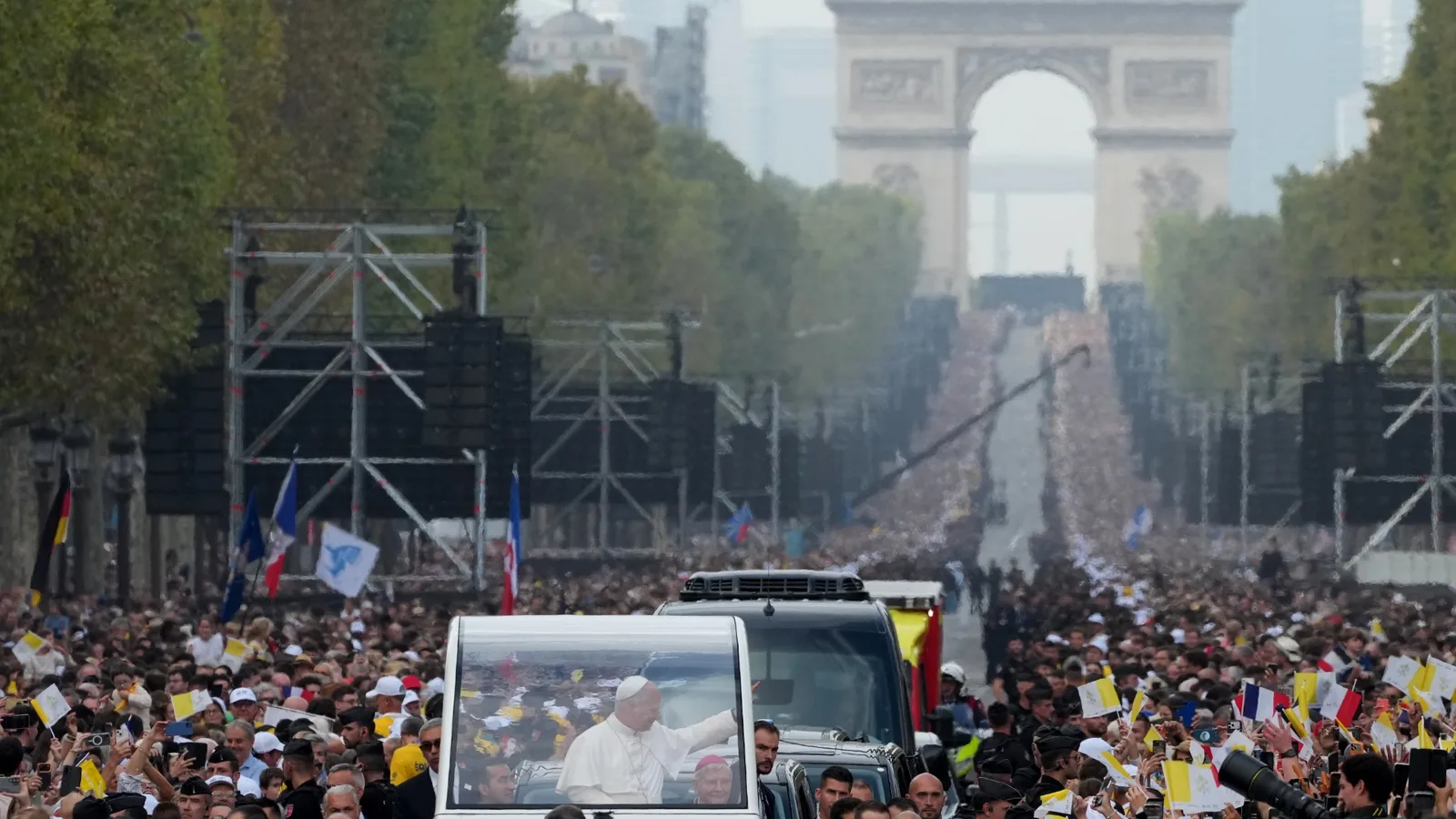 Missa de Leão XIV em Paris reúne público acima do previsto pelo Vaticano