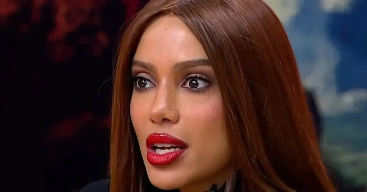 Anitta diz que pressão estética influenciou cirurgias no início da carreira
