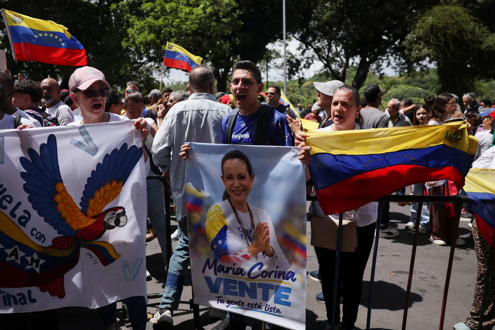 Manifestantes cobram retorno de María Corina Machado à Venezuela