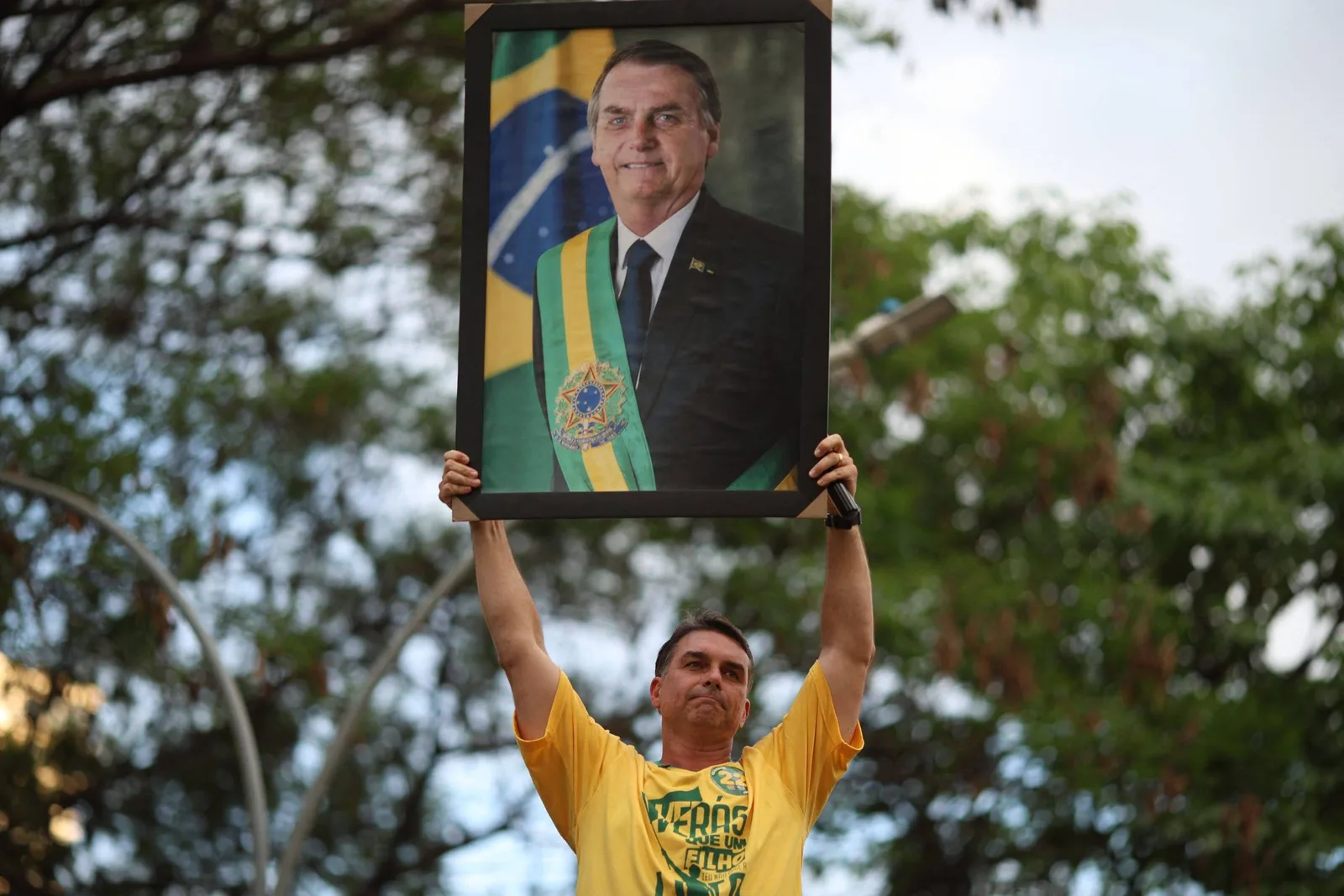 Flávio Bolsonaro acusa CNBB de disseminar boato sobre Nossa Senhora Aparecida