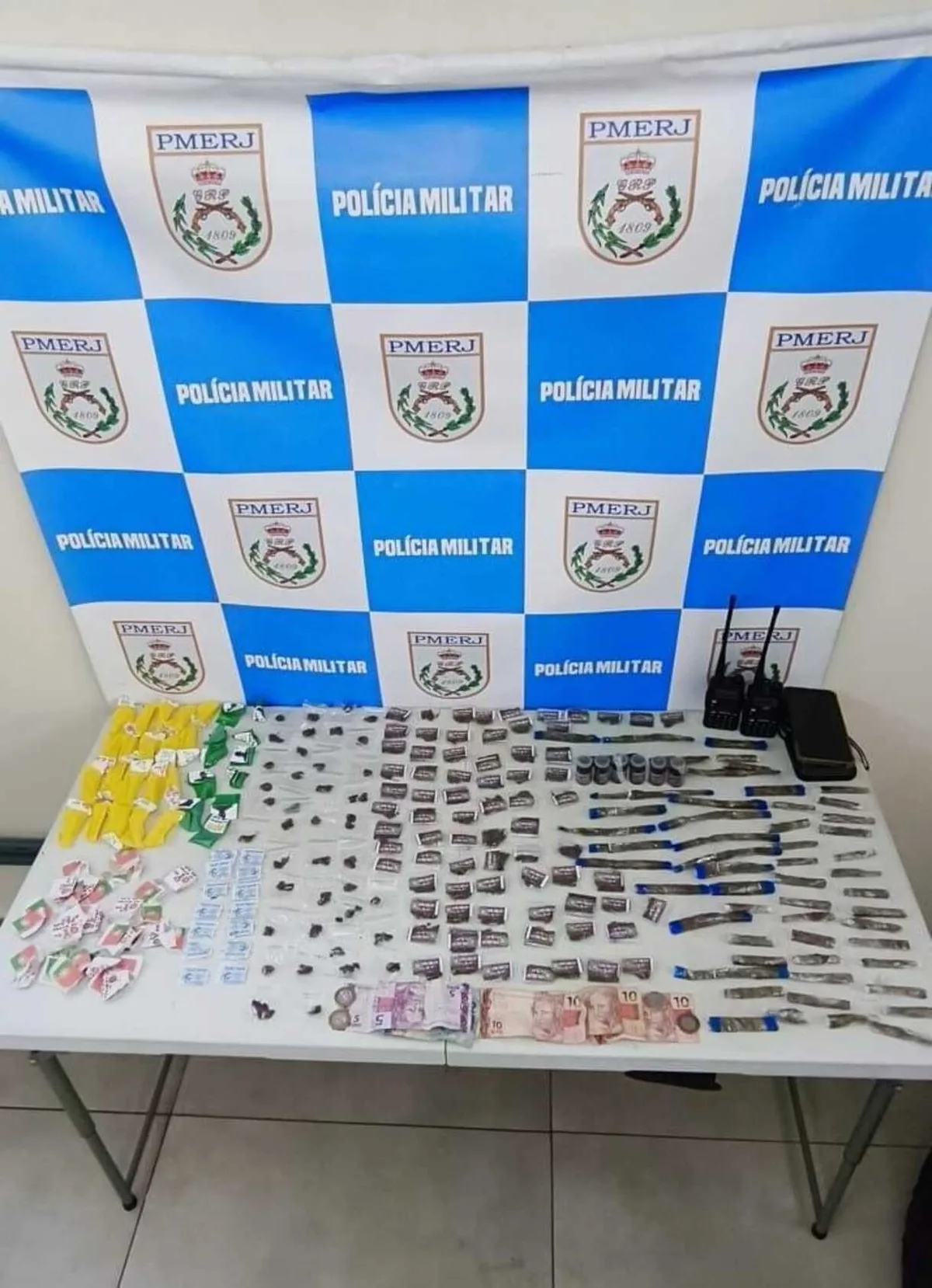 Suspeito é detido com drogas após fuga para imóvel abandonado em Volta Redonda