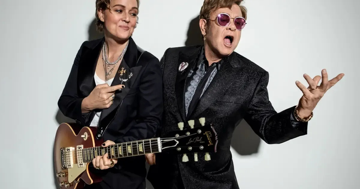Clipe de Elton John transforma desejo entre homens em cena de liberdade