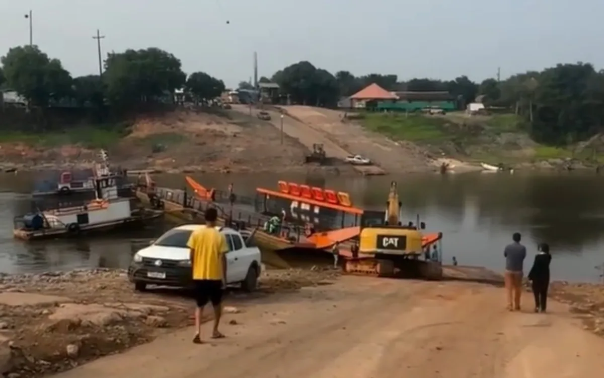 Travessia de balsa na BR-319 é retomada após seca no rio no Amazonas