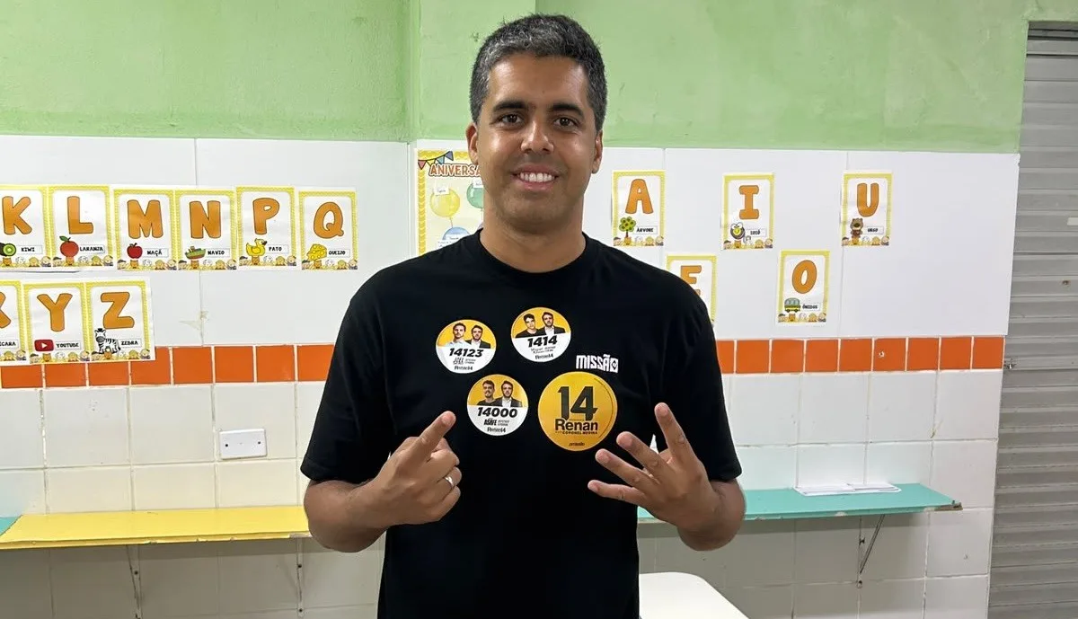 Renan Hallais vota no Recife e acompanha apuração com a família