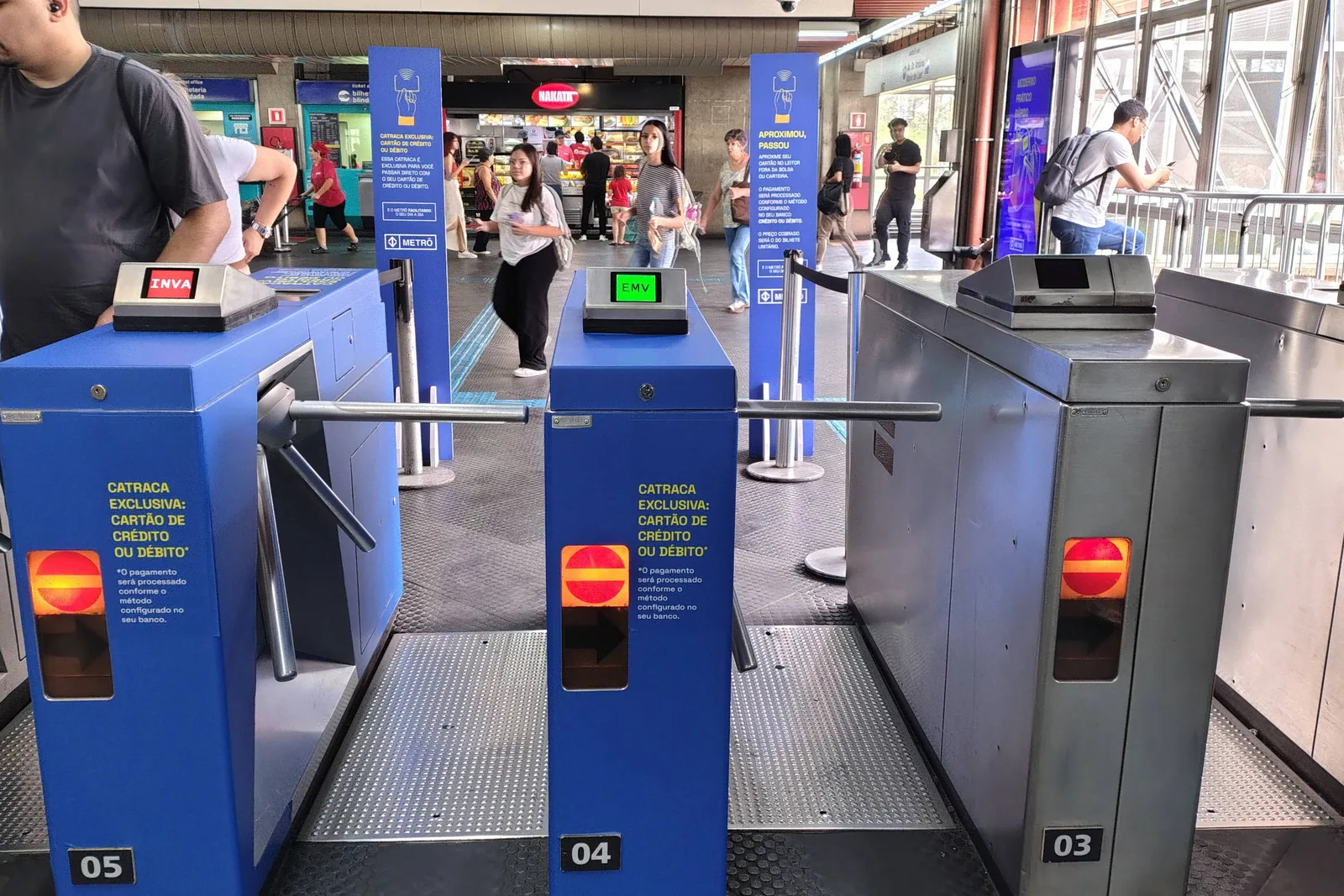 Pagamento por aproximação chega a todos os validadores do Metrô paulista