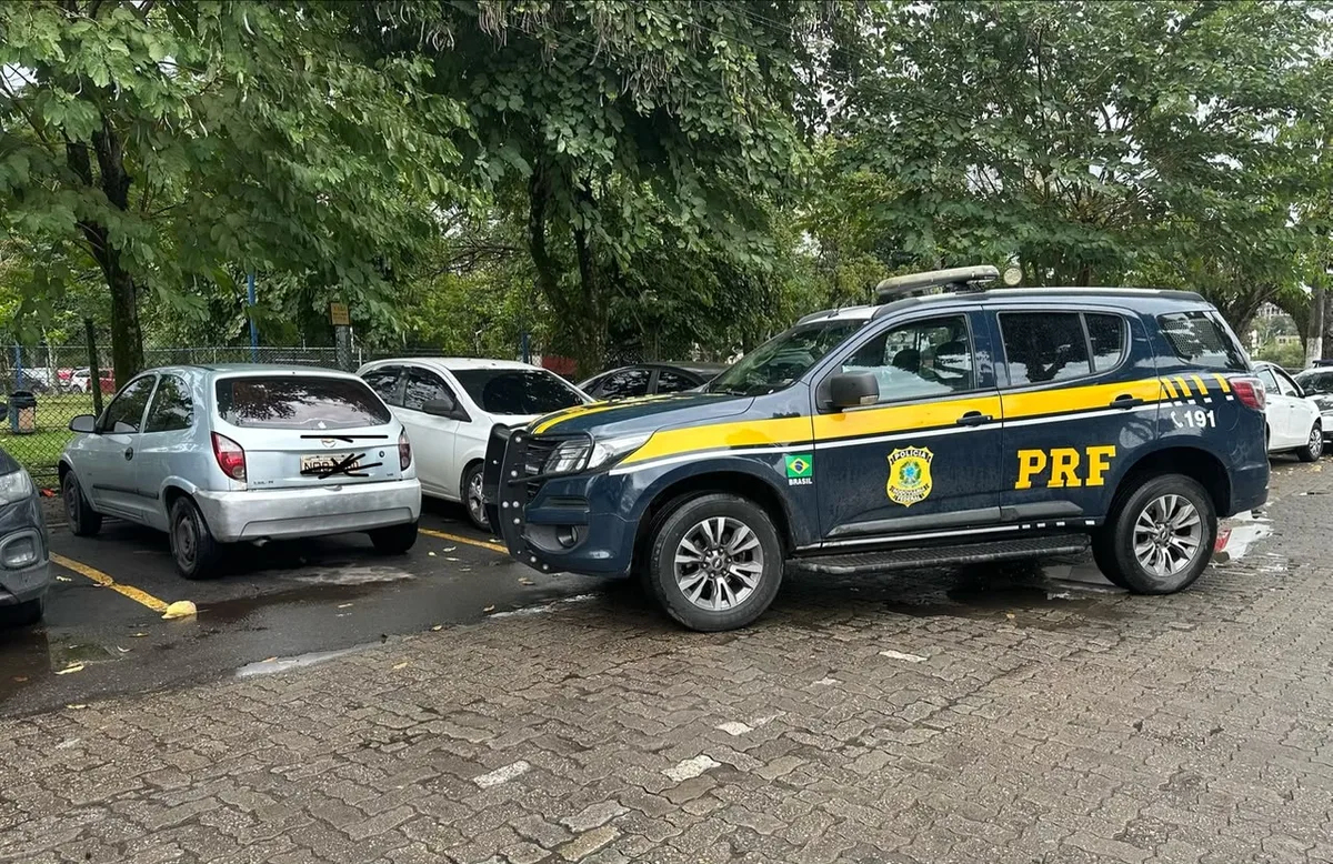 Homem é detido com veículo furtado durante fiscalização na Via Dutra