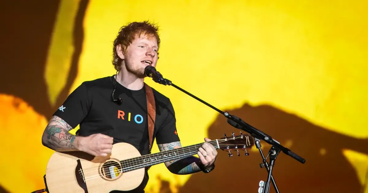 Ed Sheeran teria pedido US$ 2 milhões a Robert Kraft para ajuda humanitária
