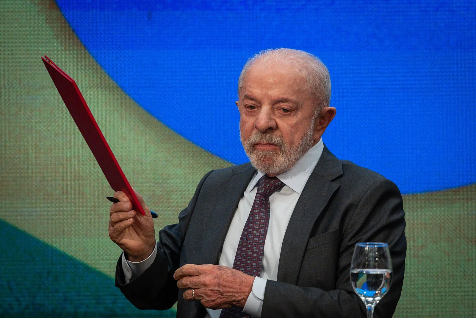 Presidente promete reduzir dívida e cita reservas em dólar como proteção