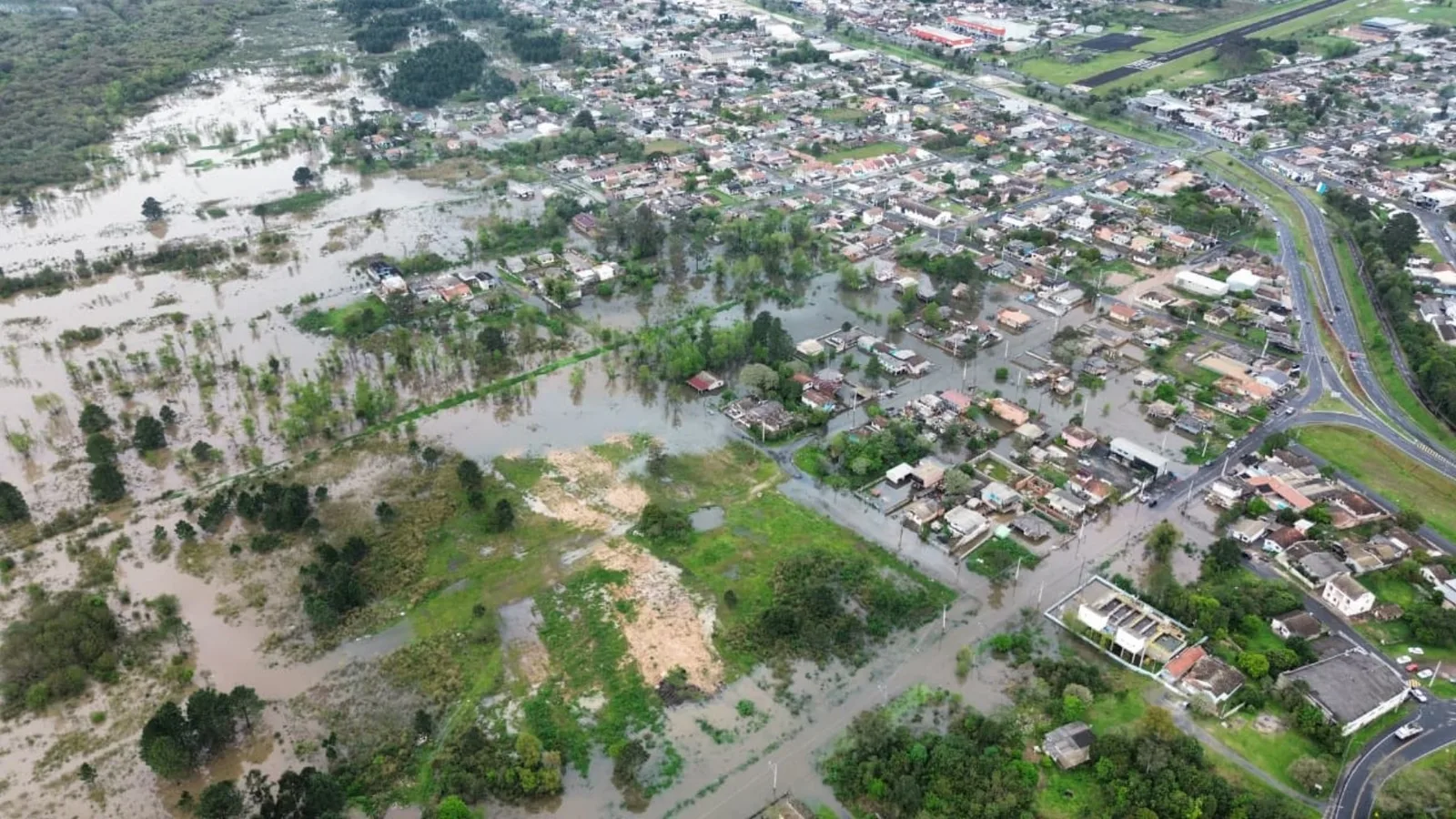 Rio Iguaçu supera 6 metros e chuvas deixam milhares fora de casa no Paraná
