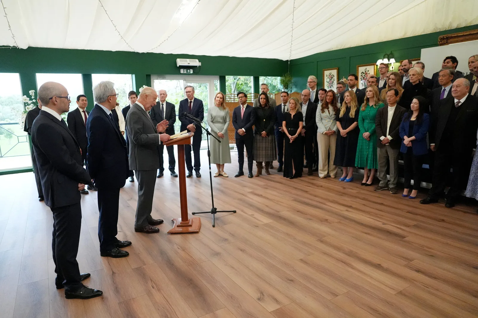 Charles III defende controles para evitar usos catastróficos da inteligência artificial