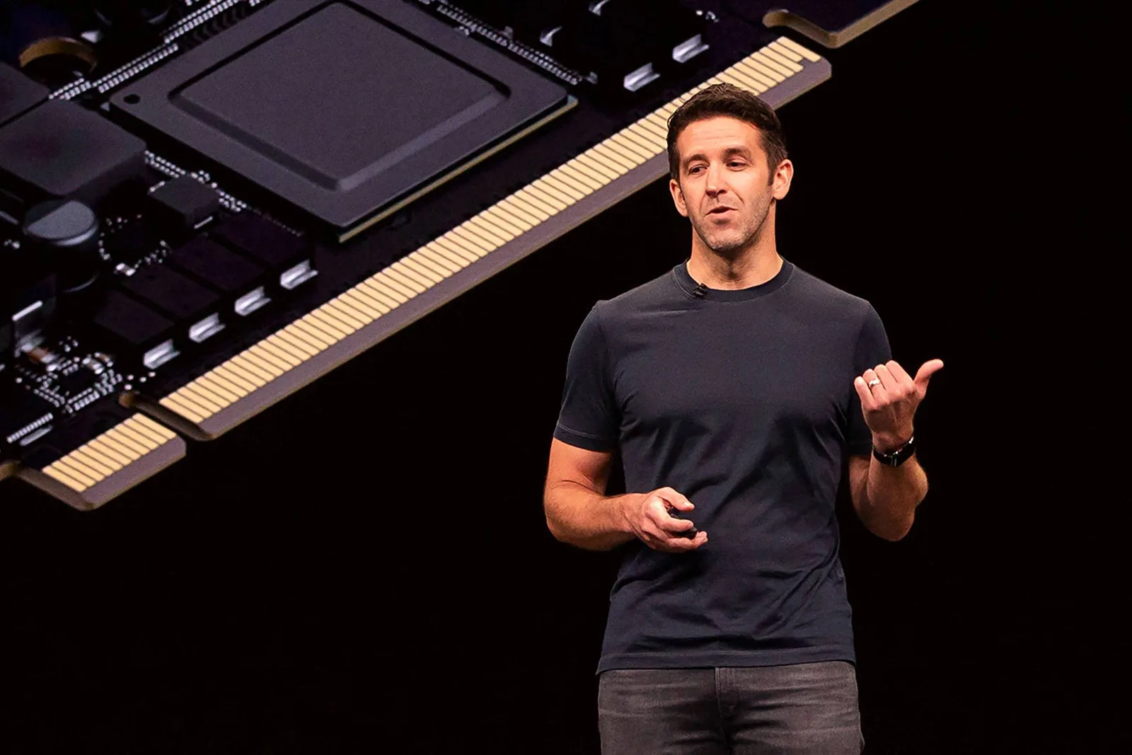 Apple aposta em sucessão interna enquanto investidores esperam novos produtos