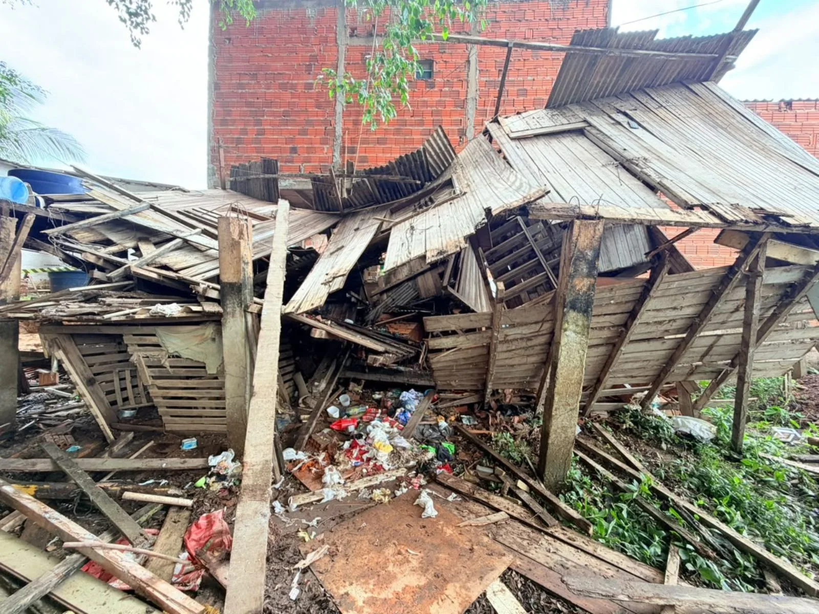 Temporal em Rio Branco deixa ruas alagadas e interrompe energia em bairros