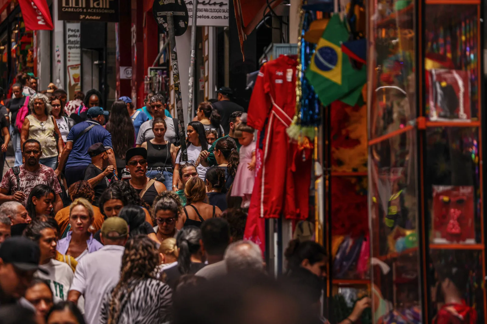 Desemprego permanece baixo, mas regra adaptada acompanha perda de ritmo no Brasil