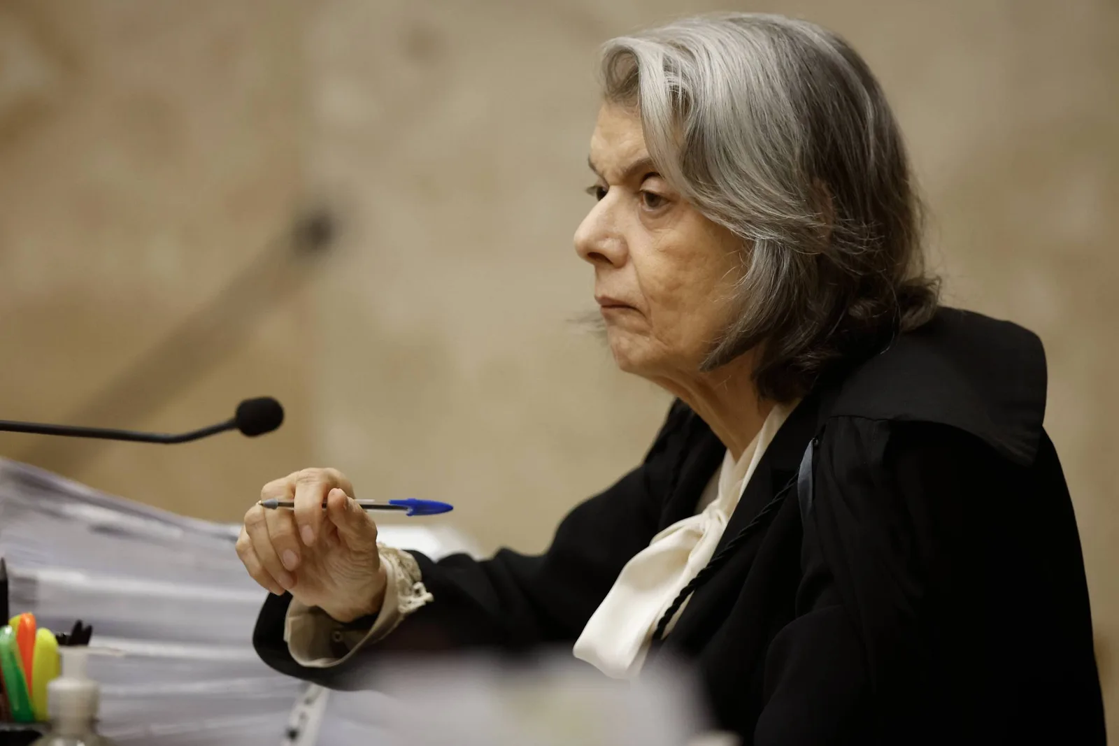 Cármen Lúcia diz que decidirá disputa no STF com base nos autos