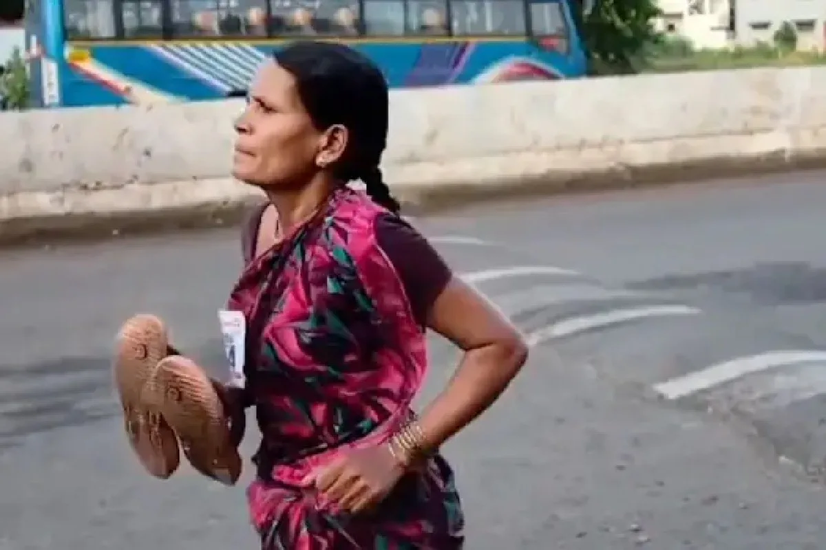 Mãe vence corrida descalça e usa prêmio para pagar estudos das filhas