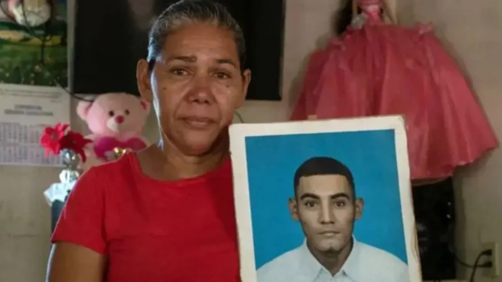 Mães buscam notícias de familiares presos sob regime de exceção em El Salvador