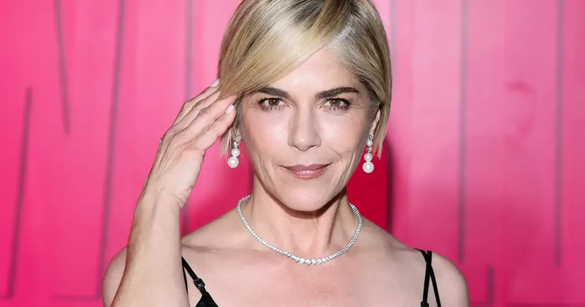 Selma Blair é detida em Nova York após conflito durante voo