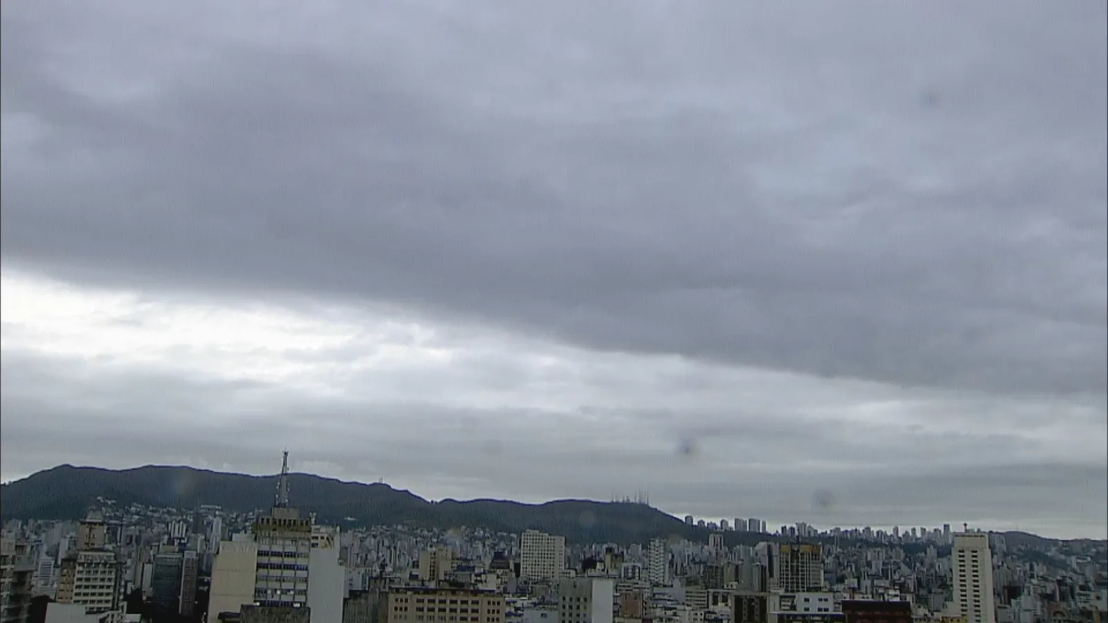 Chuva muda o tempo em Belo Horizonte após sábado de calor