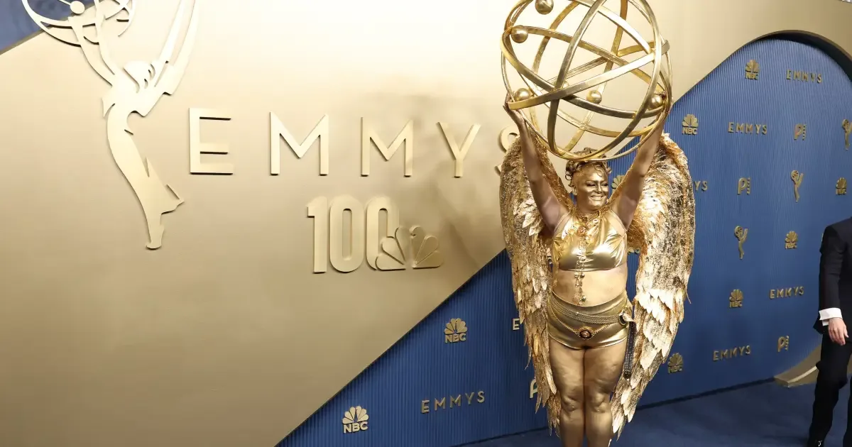 Megan Stalter aparece pintada de dourado no tapete vermelho do Emmy