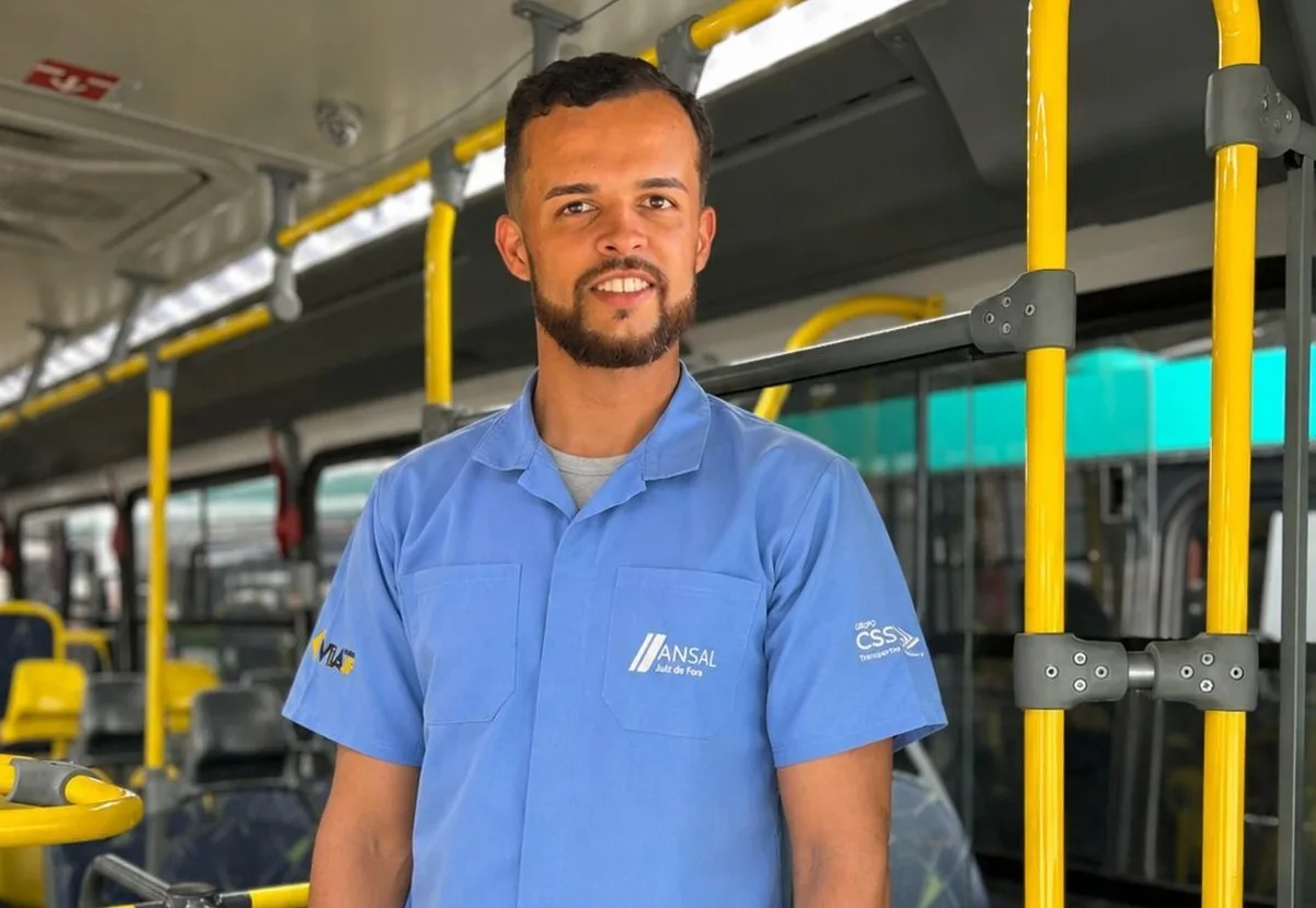 Adaptação de ônibus permite a motorista amputado voltar à linha em Juiz de Fora