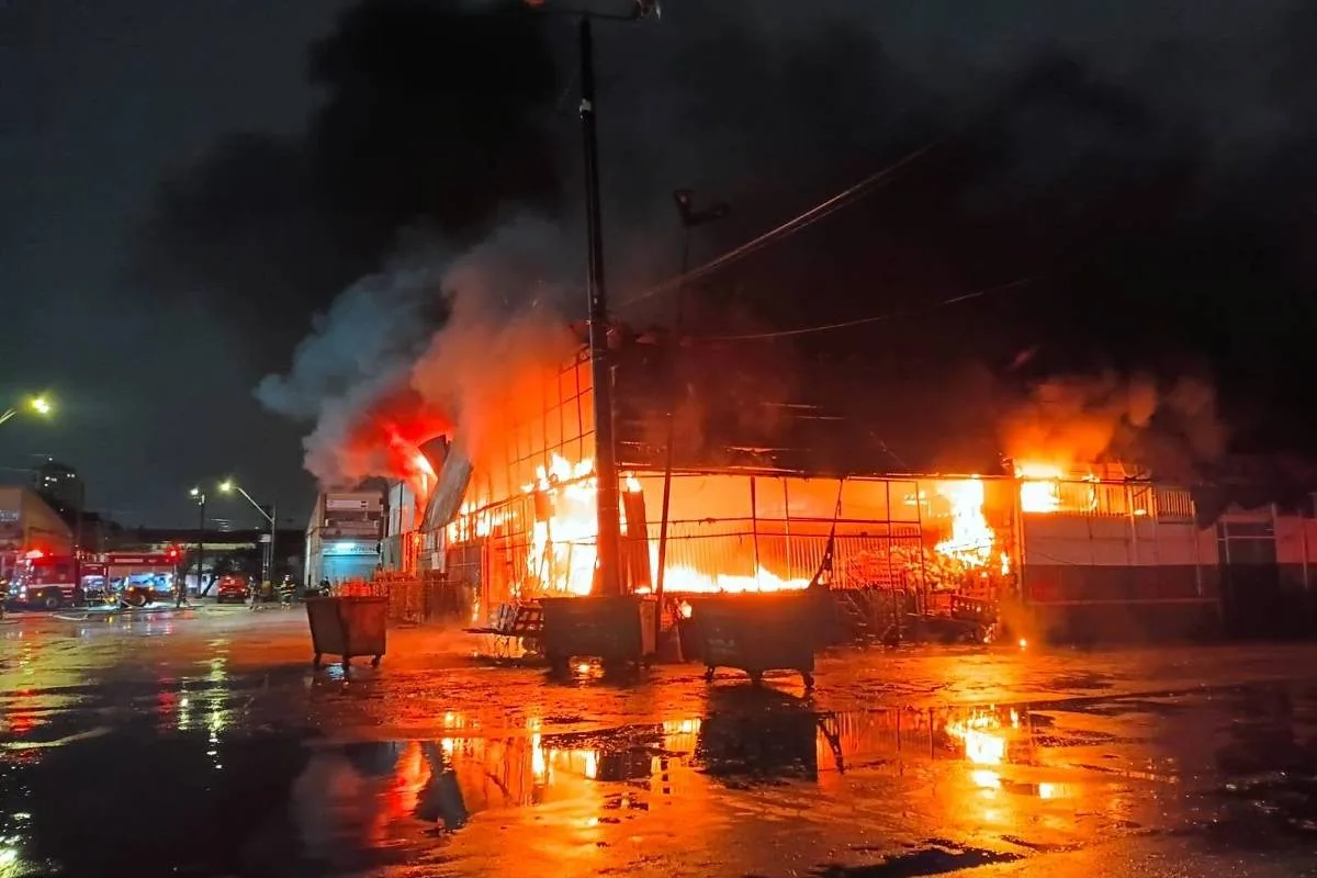 Ceagesp mantém funcionamento após incêndio que atingiu galpão na zona oeste de São Paulo