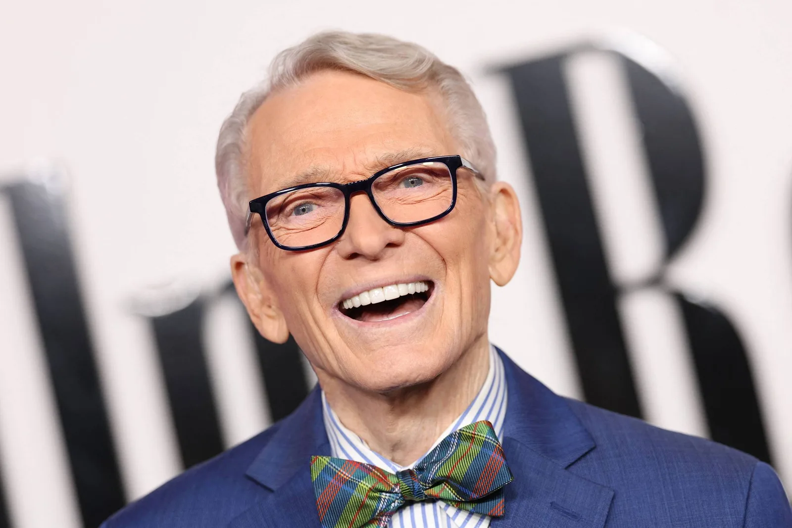 Morre Bob Mackie, figurinista de estrelas como Cher, Madonna e Elton John