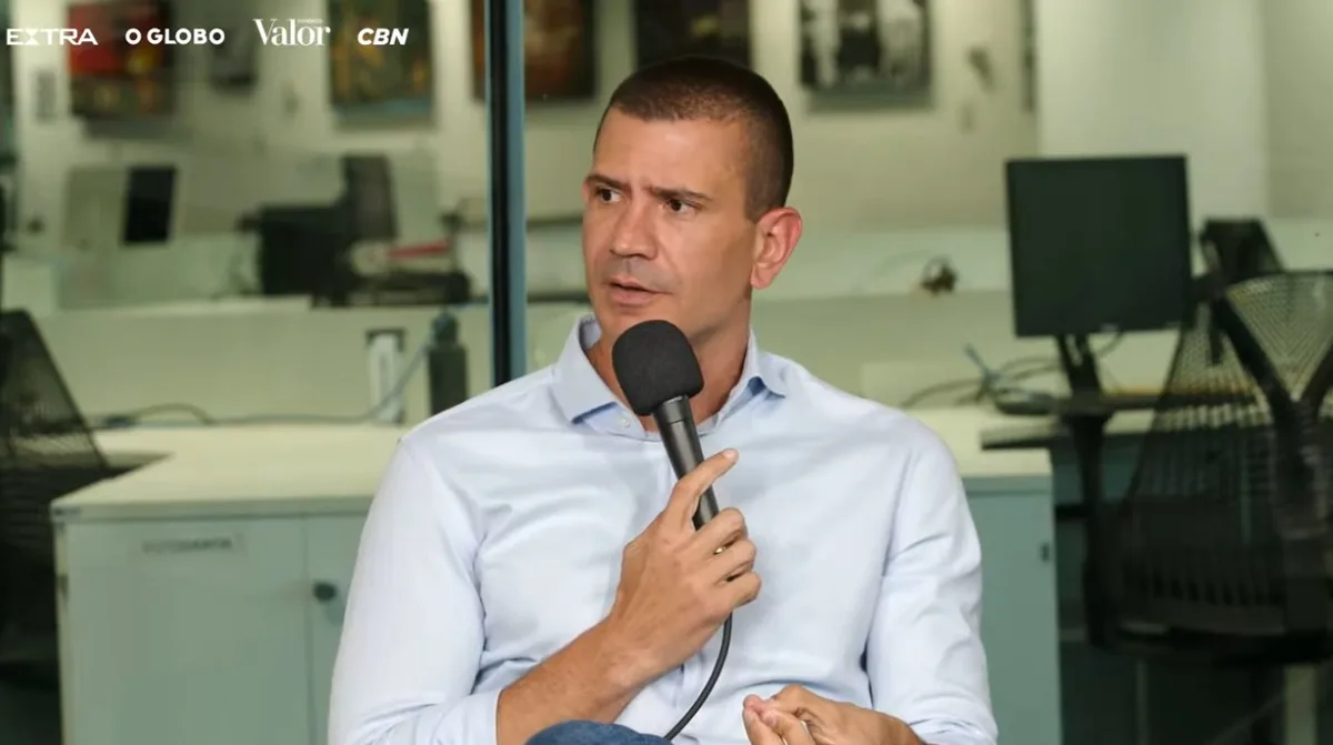 Declarações de Douglas Ruas têm divergências sobre armas, contratos e investigações