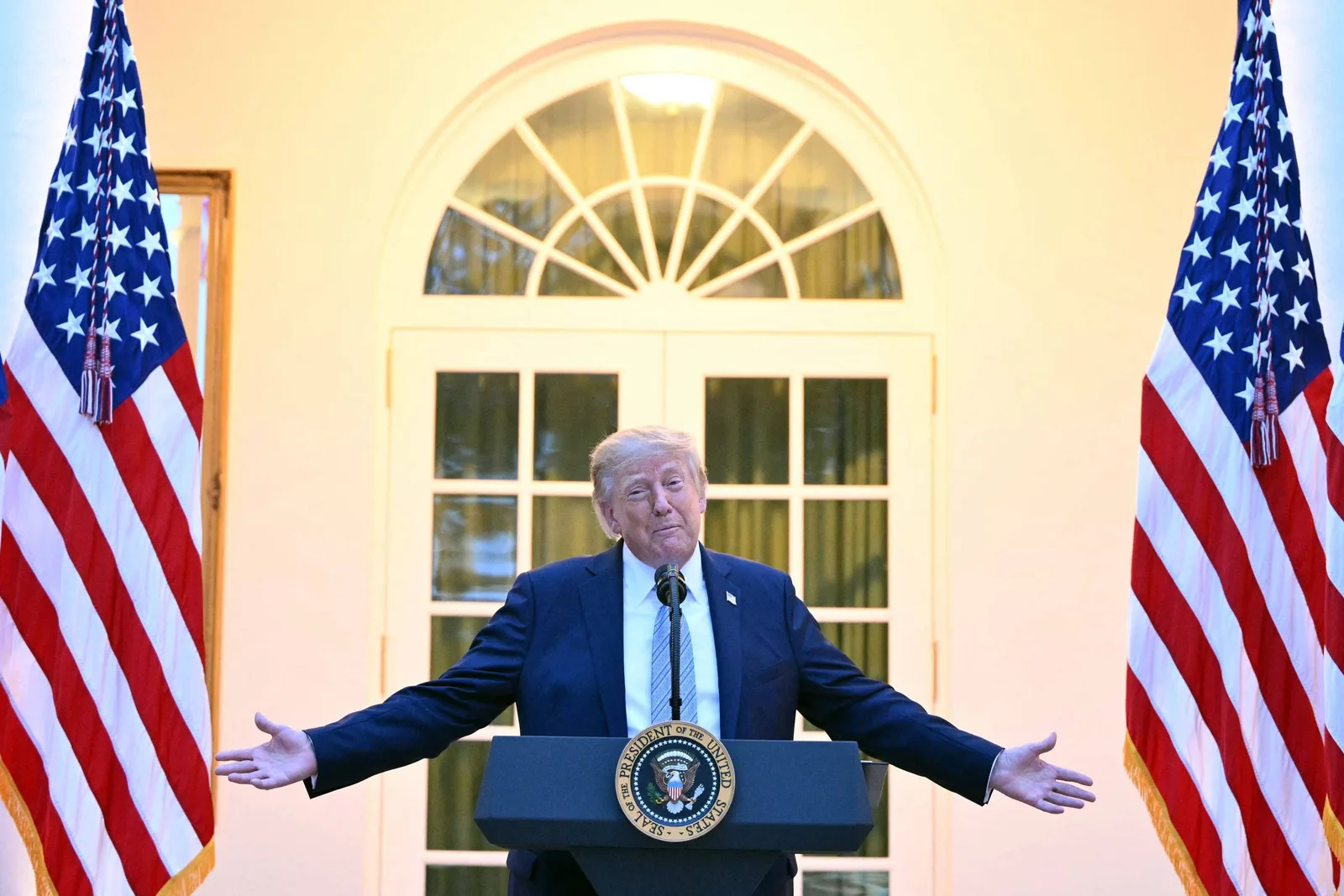 Trump assina sanções contra Rússia com tarifas de até 100%