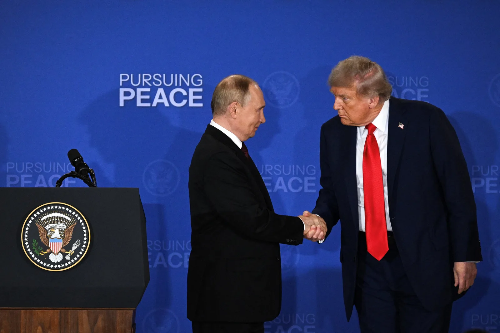 Putin diz a Trump que Rússia não tem planos hostis contra a Europa