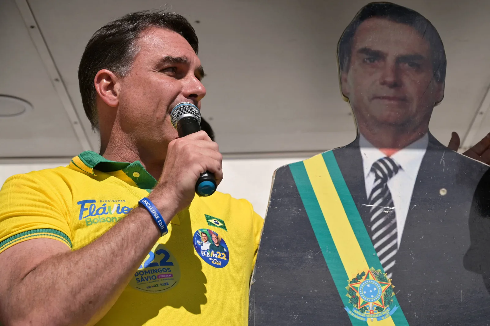Livro de Flávio Bolsonaro reúne defesa da ditadura e dúvidas sobre eleições