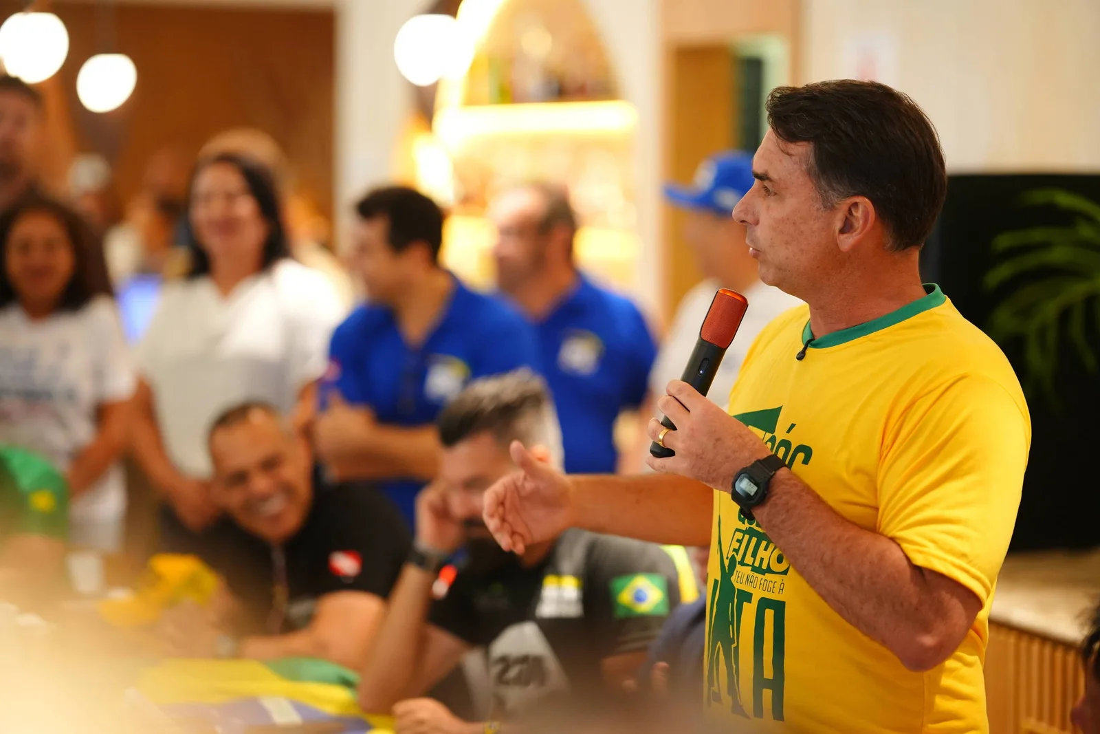 Flávio Bolsonaro cobra investigação de Moraes antes de sessão do STF