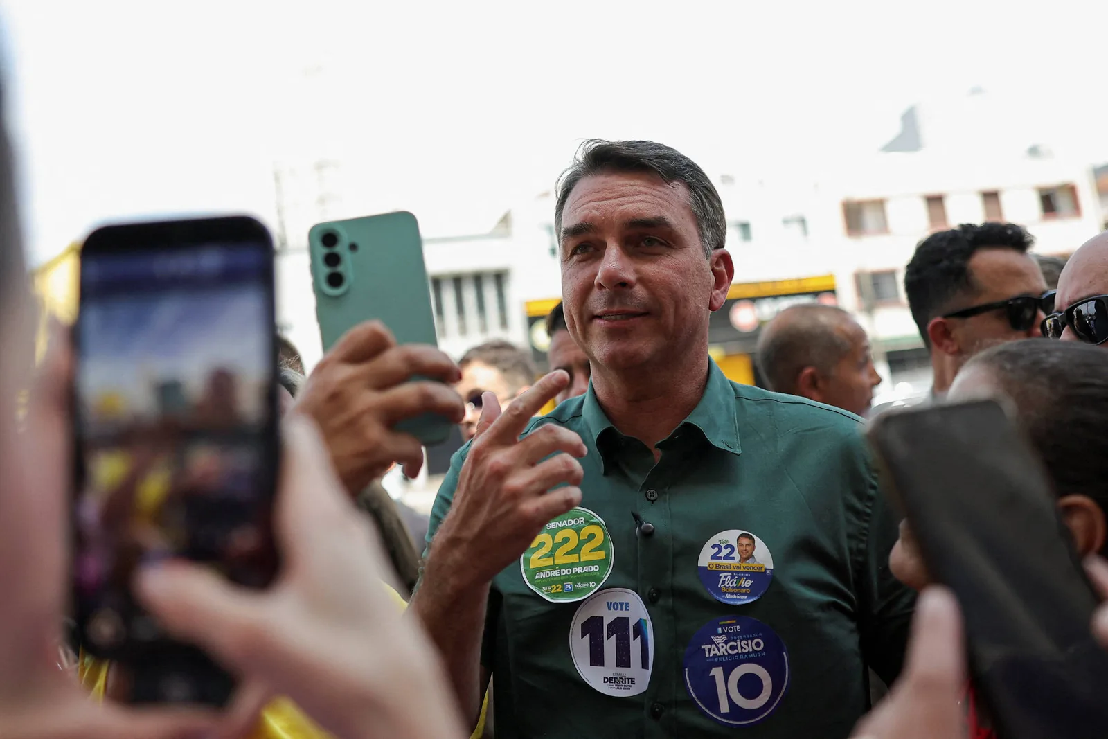 PT usa acusações contra Flávio Bolsonaro, que evita responder em São Paulo